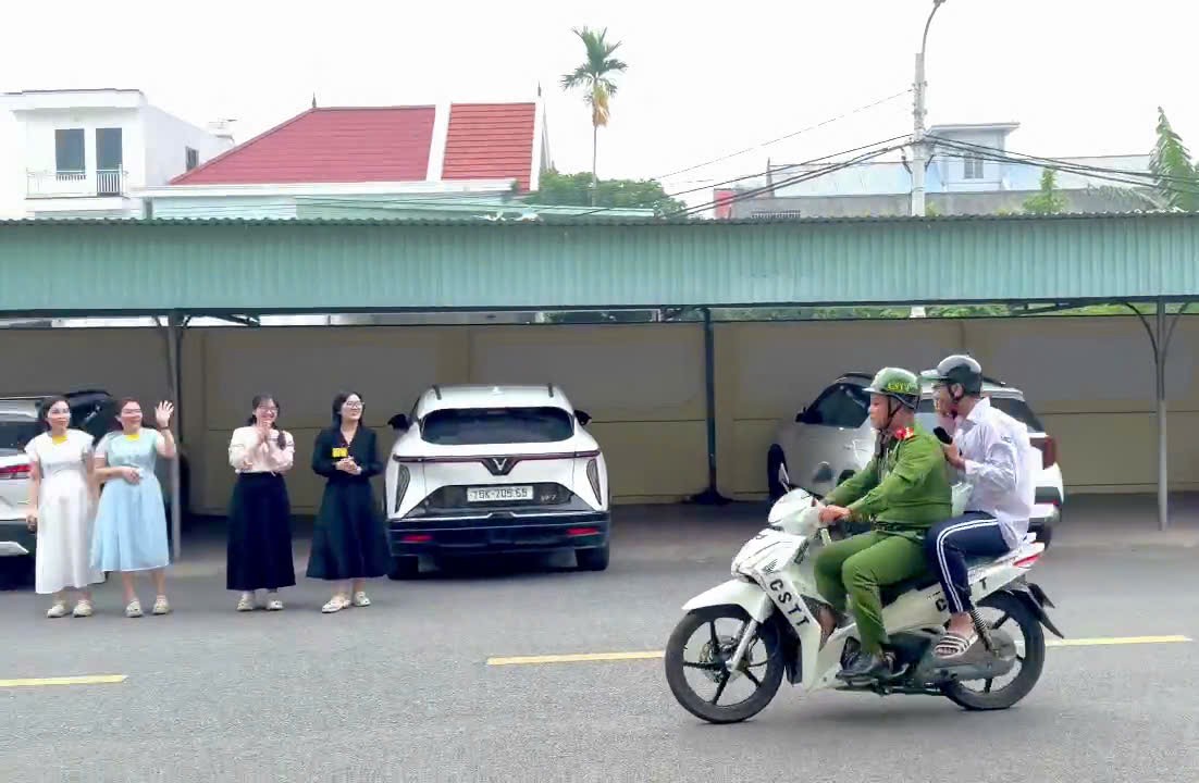 Công an phường Thủy Nguyên: Tiếp tục trợ giúp thêm 01 thí sinh đến điểm thi đúng giờ trong buổi thi cuối kỳ thi tốt nghiệp THPT năm 2026